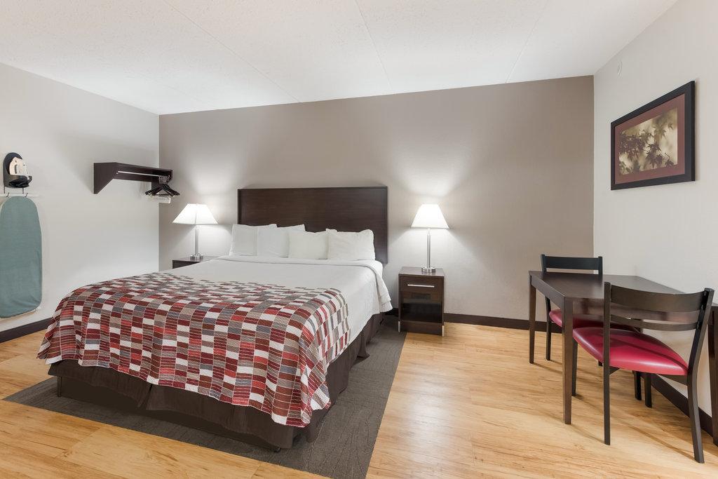 Red Roof Inn & Suites Columbus West Broad Bagian luar foto